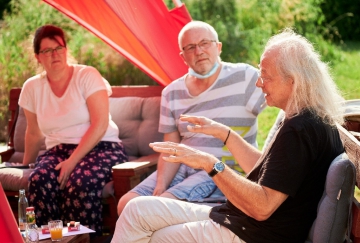 Georg Fiedeler im Gespräch mit einem Mann und einer Frau