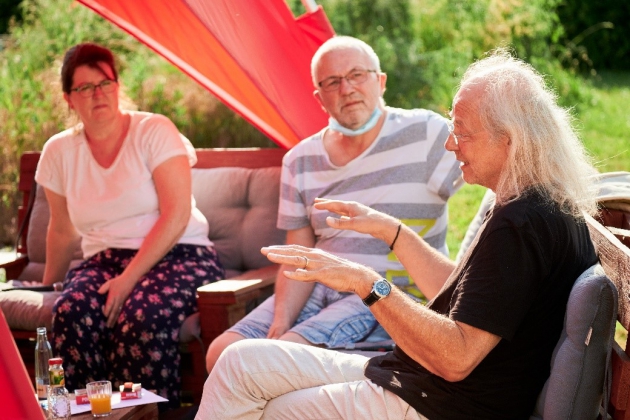 Georg Fiedeler im Gespräch mit einem Mann und einer Frau